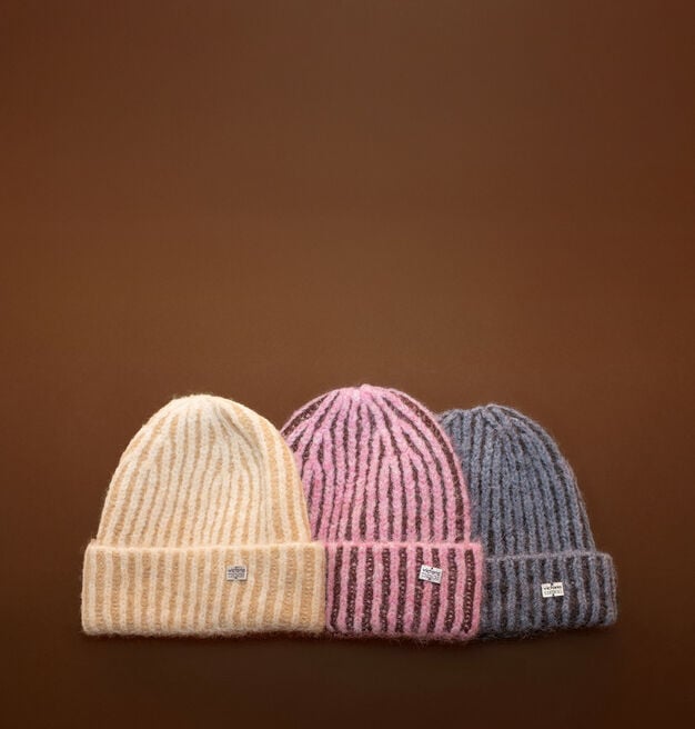 KNITTED BEANIE