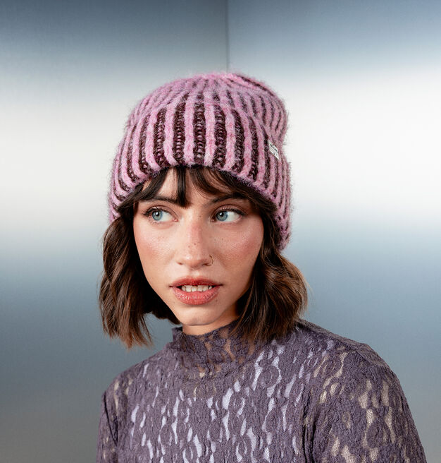 KNITTED BEANIE