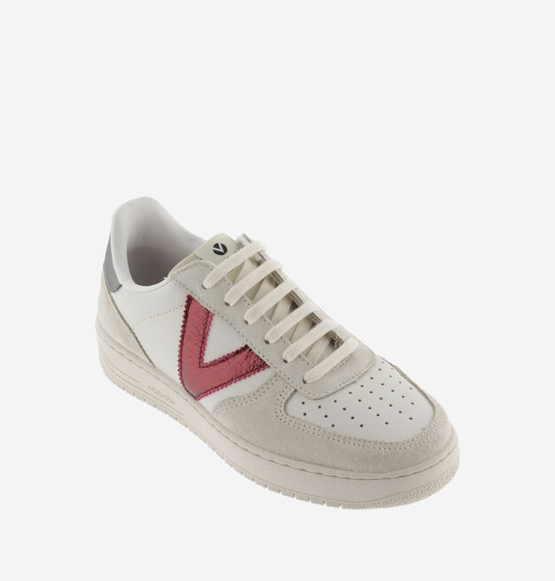 SIEMPRE SYNTHETIC TRAINER WITH METALLIC "V" DETAIL
