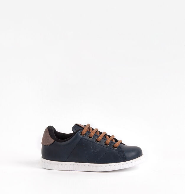 TENIS EFECTO PIEL DETALLE COLOR